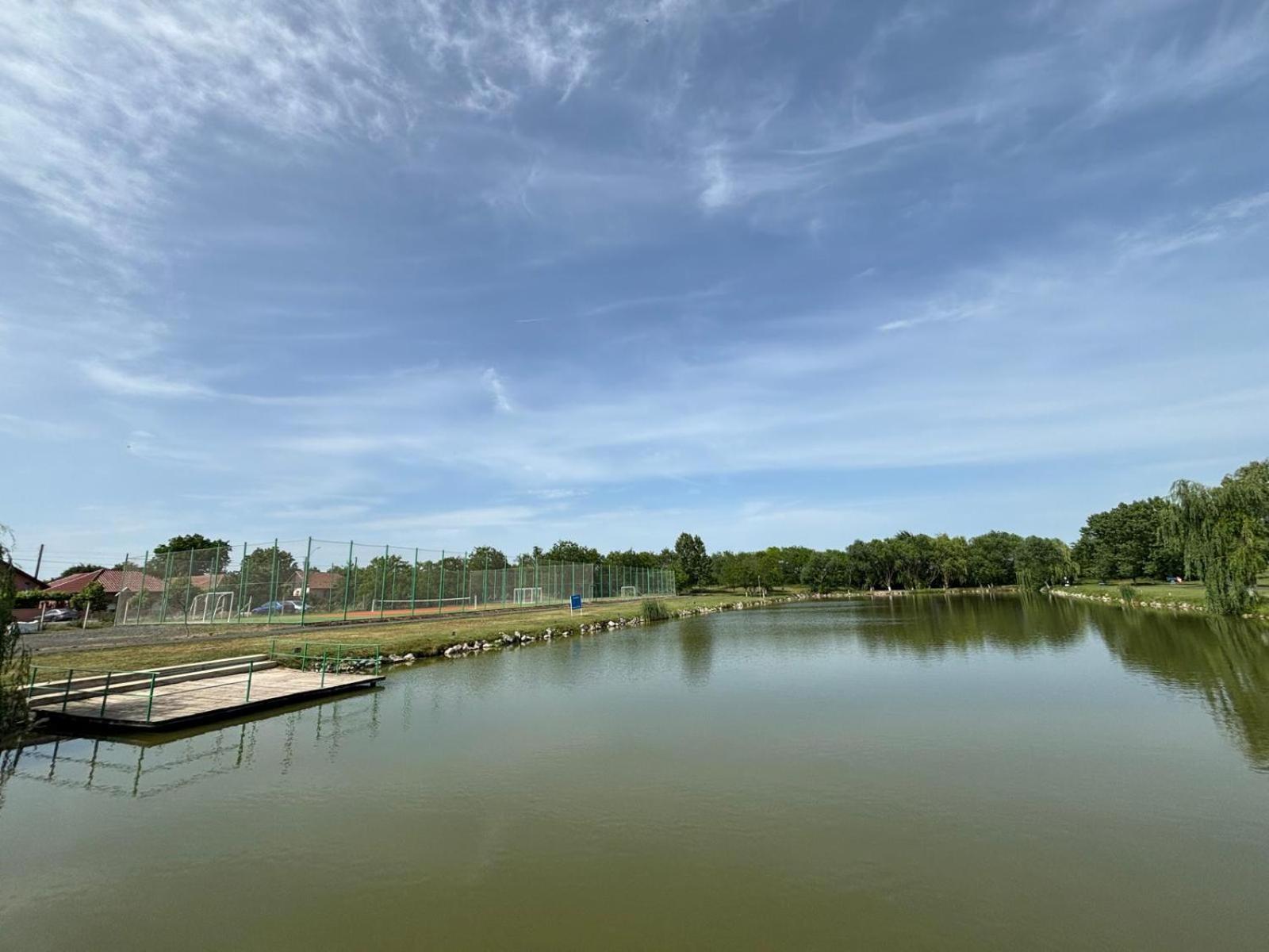 Conacul De Pe Lac Sagu Luaran gambar